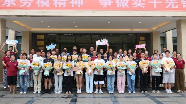 今良造釀酒:情暖今良造 共筑成才夢(mèng)——公司工會(huì)開展2025年金秋助學(xué)活動(dòng) 今良造釀酒:情暖今良造 共筑成才夢(mèng)——公司工會(huì)開展2025年金秋助學(xué)活動(dòng)